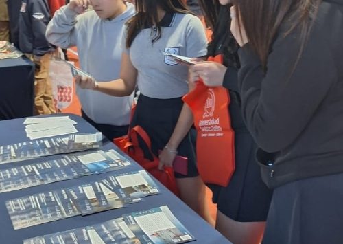 Estudiantes de 4º Medio visitan Feria de Alternativas académicas